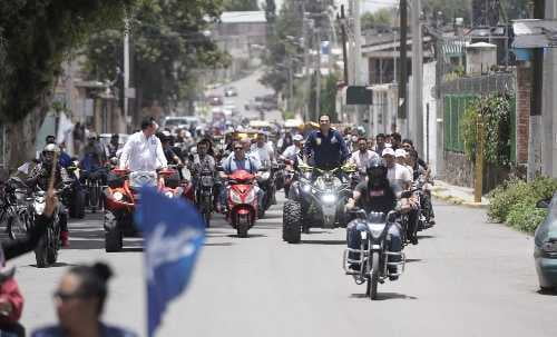 En moto y a pie, Enrique Vargas del Villar regresa al oriente mexiquense